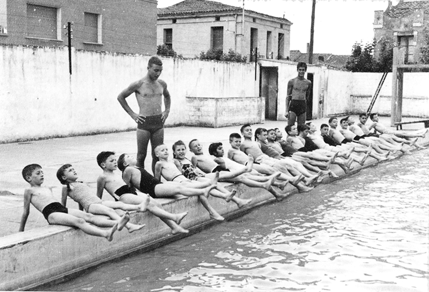Curset de natació dirigit per Esteve Duran a les piscines de Can Gou del carrer Navarra. el 1957