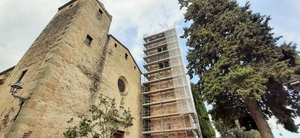 Una bastida cobreix la torre per les obres