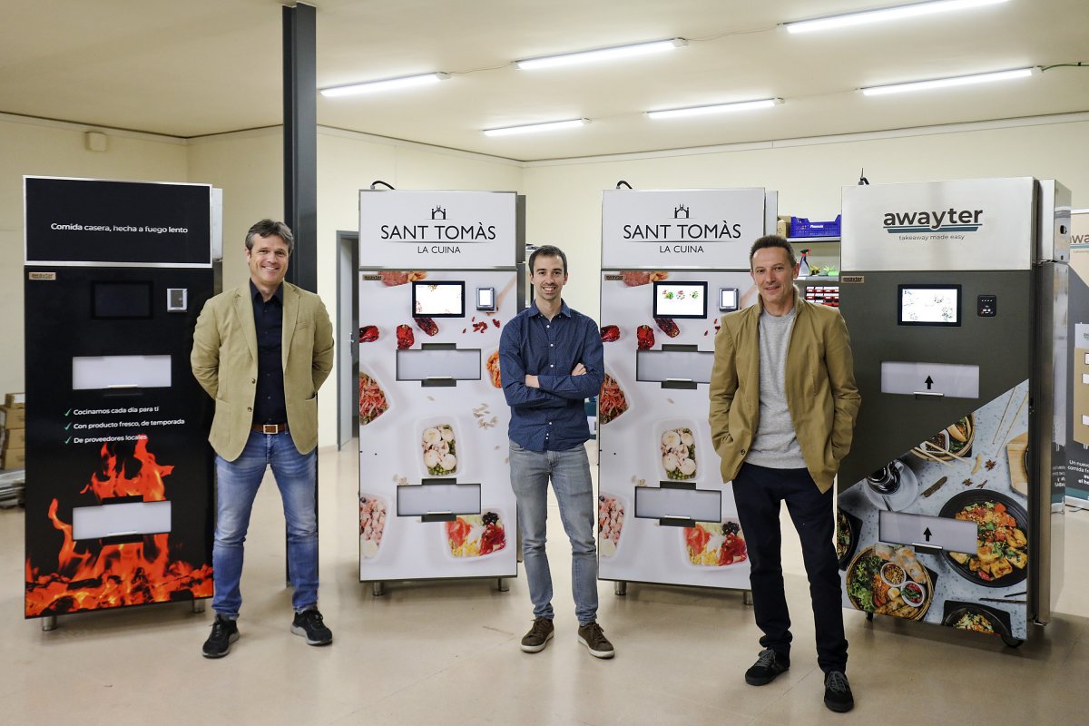 Joan Prat, Eudald Bover i Jordi Sans, entre alguns models de la màquina refrigerada expenedora de menjar