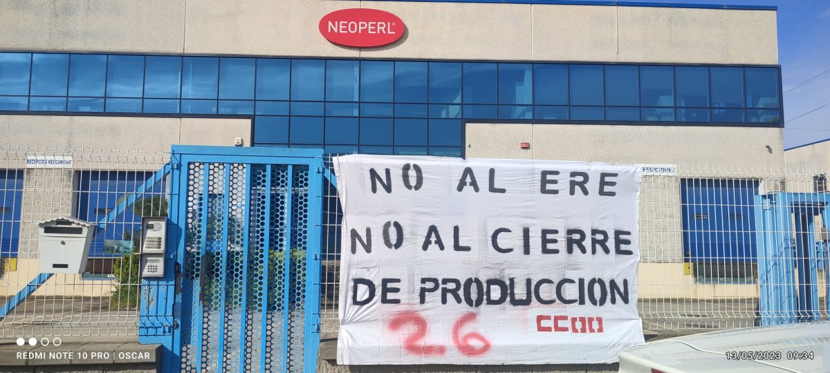 La plantilla ha mostrat l’oposició a la mesura amb pancartes a l’empresa
