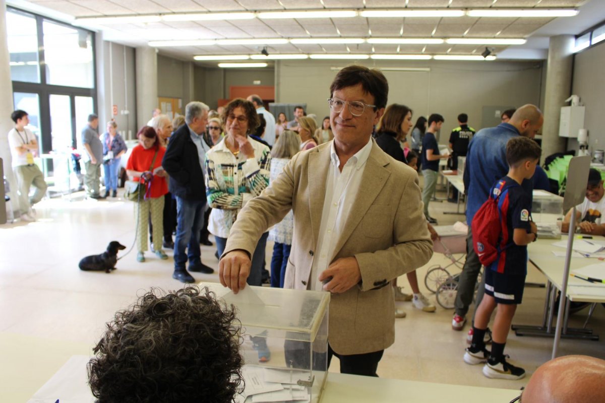 El candidat d'Ara Vic, Xavier Farrés, votant a l'escola l'Estel