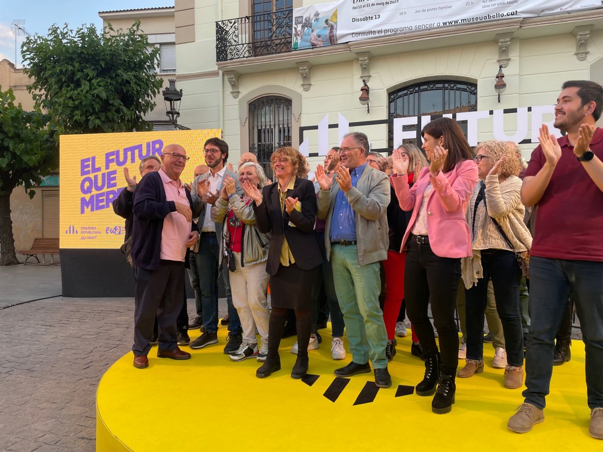 Vilaret, al final de l'acte electoral, amb Marta Vilalta i membres de la candidatura d'ERC-EUiA