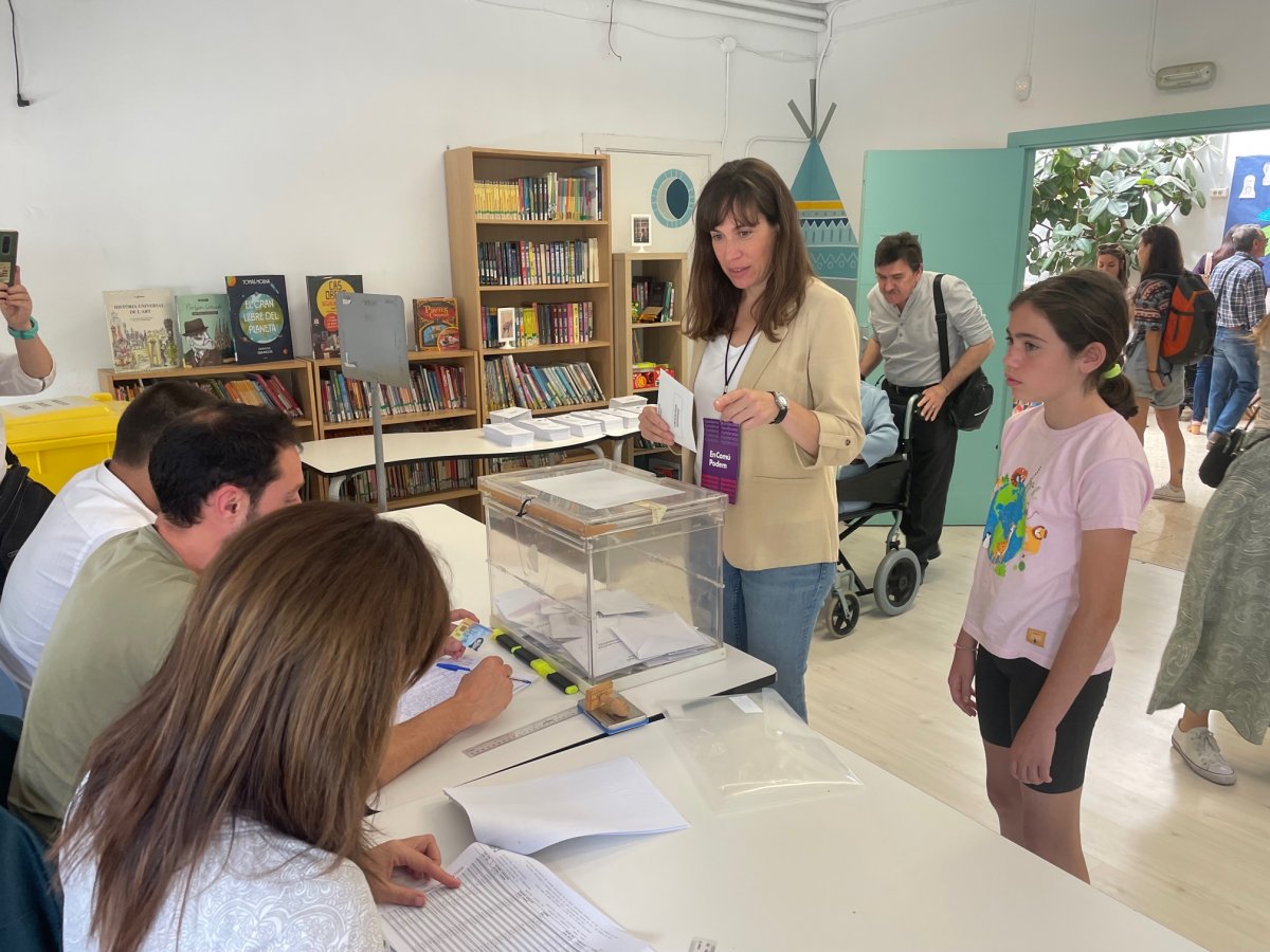 Escribano, amb la seva filla gran, parla amb els membres de la mesa