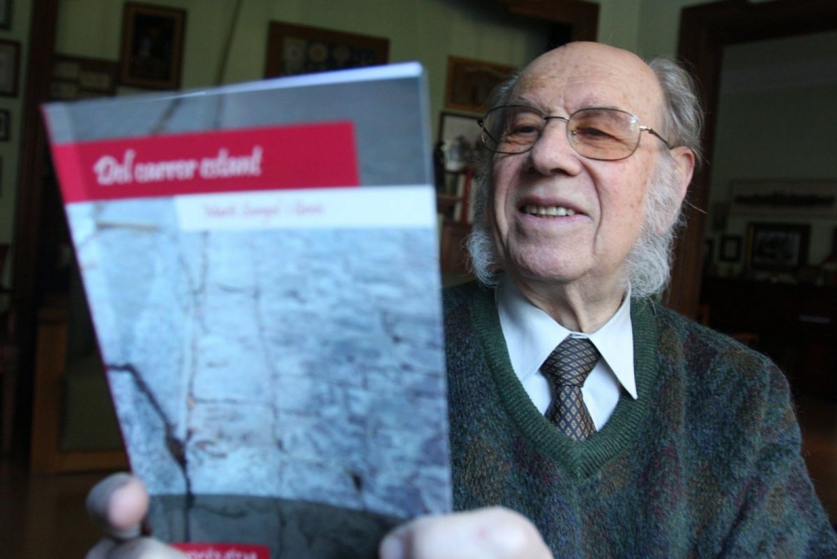 Martí Sunyol amb un dels seus llibres en una imatge de 2007
