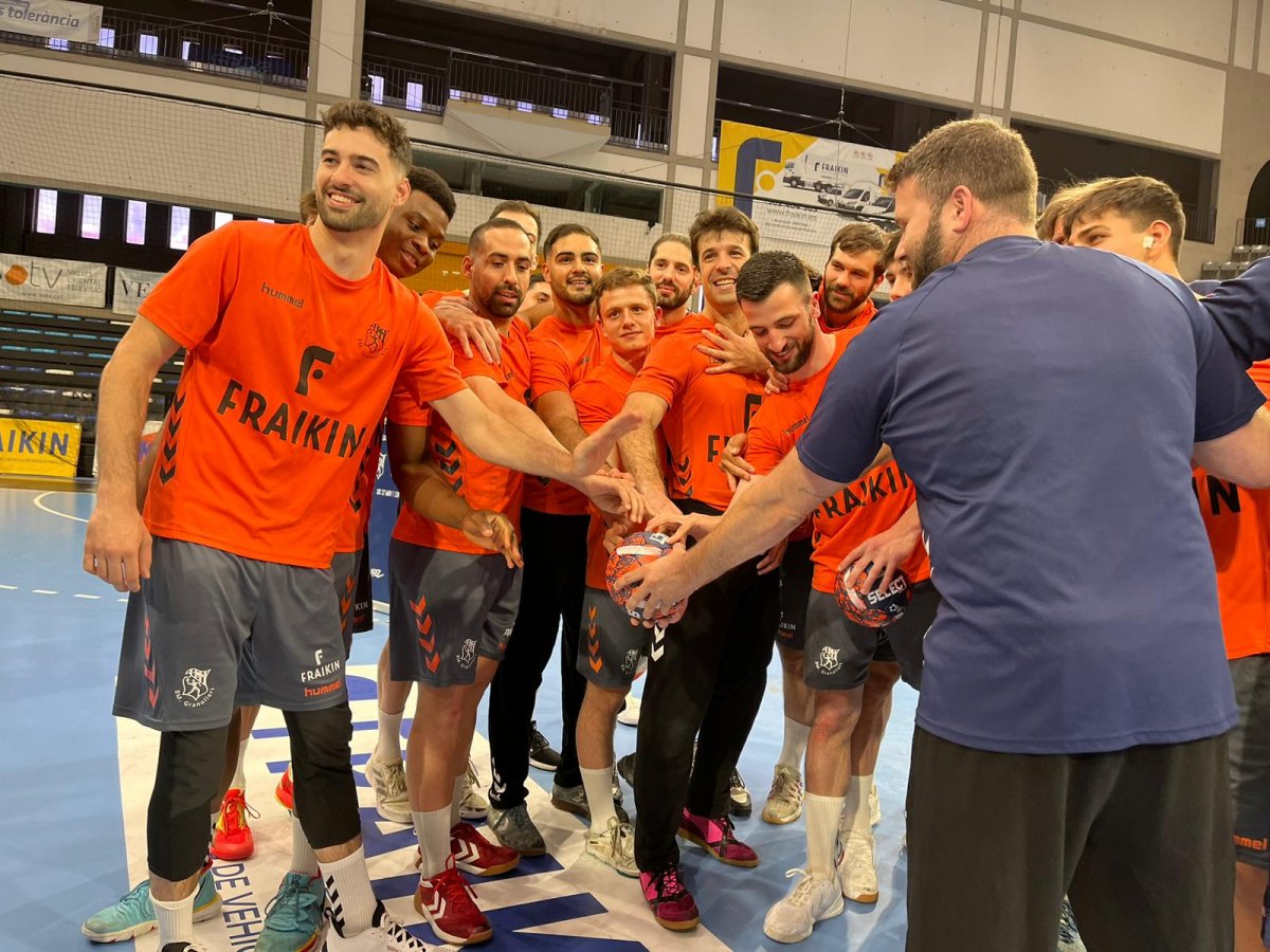 Antonio Rama i els jugadors de la plantilla fan pinya abans de l'entrenament d'aquest dimarts, en la setmana de la Final Four de Flensburg