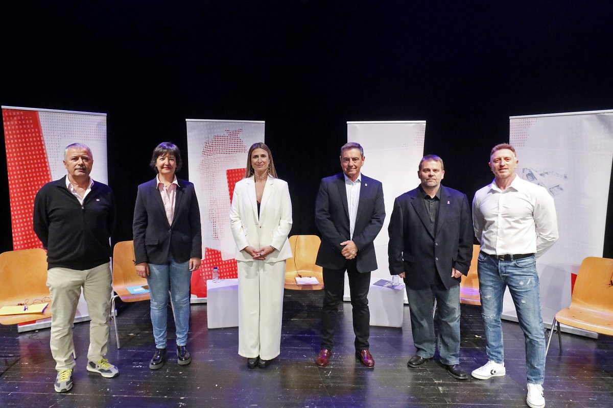 Els sis candidats a l'alcaldia de Tona, en una imatge d'aquest dimecres al vespre a La Canal