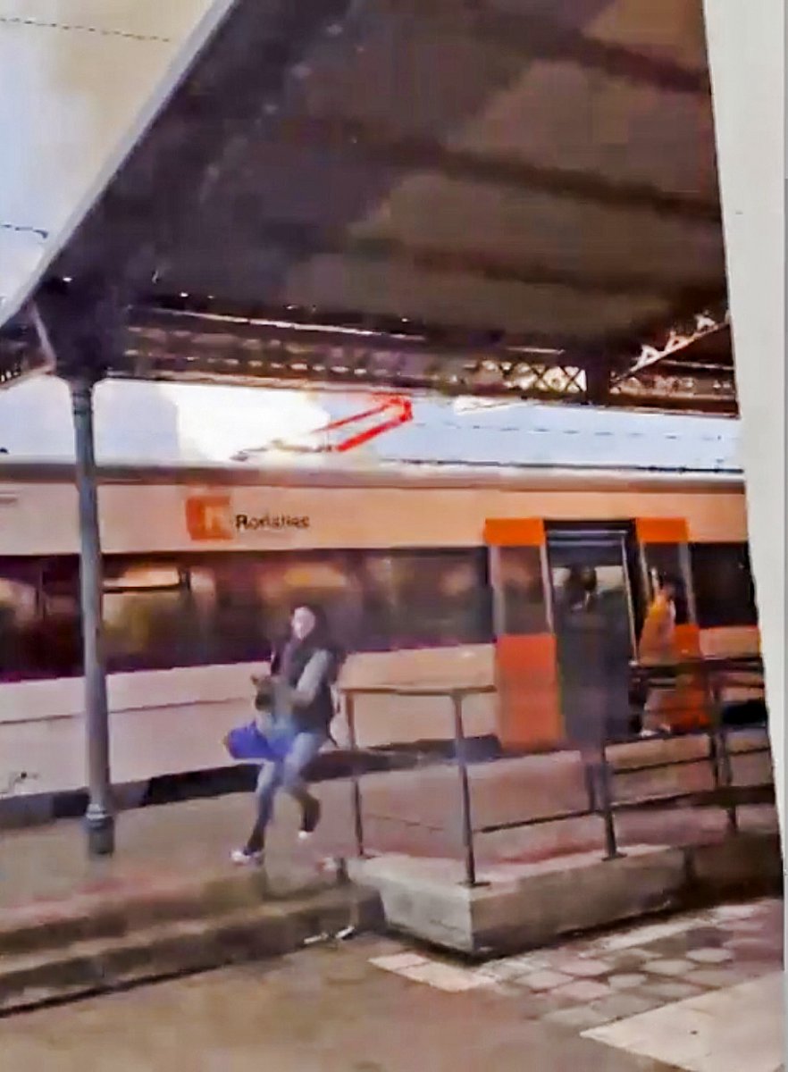 Usuaris del tren fugint pel foc que es va produir a l'estació de Manlleu
