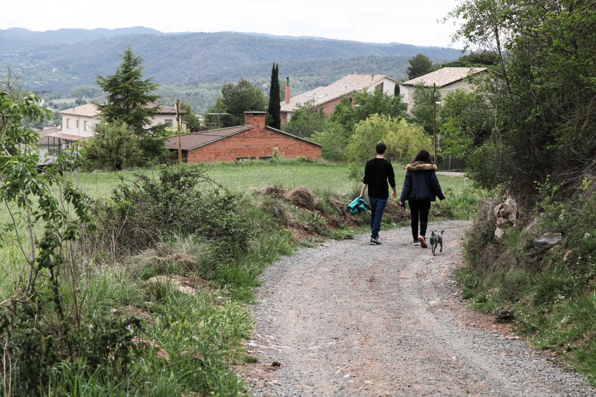 Dos caminants arriben a la capital de comarca de la casa de pagès de Passarell