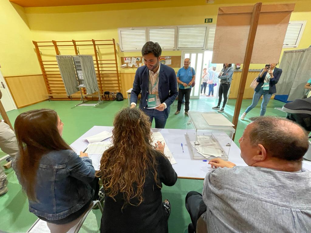 Arnau Rovira (Junts), en el moment d'exercir el vot a l'escola El Carme