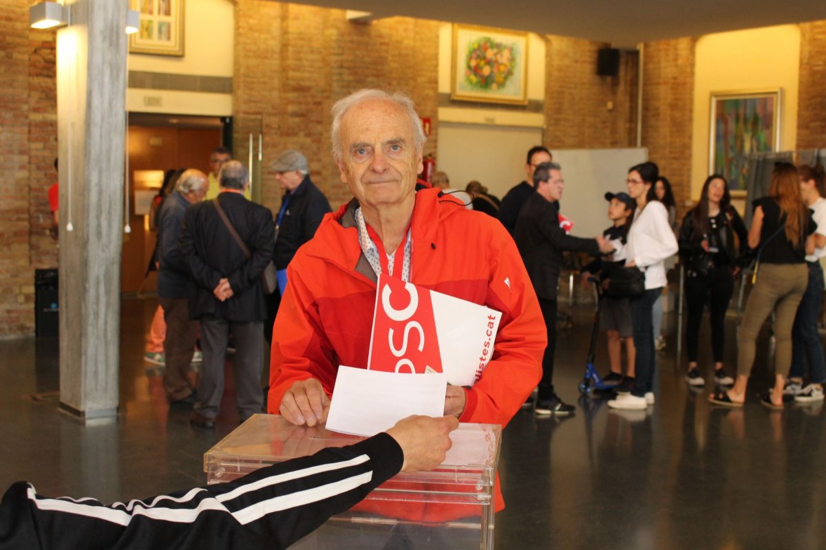 El socialista Miquel Ylla votant a l'edifici del Sucre de Vic