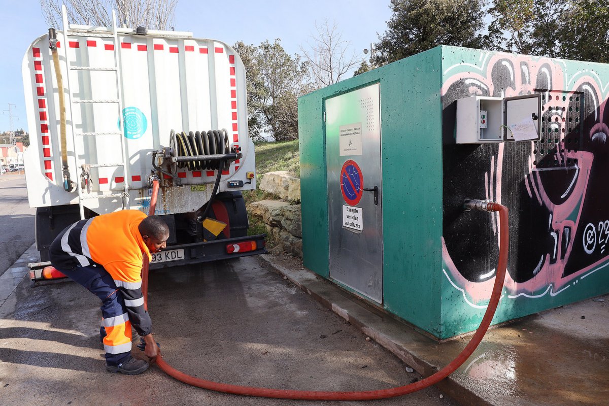 Un operari del servei de neteja de Granollers carregant aigua regenerada