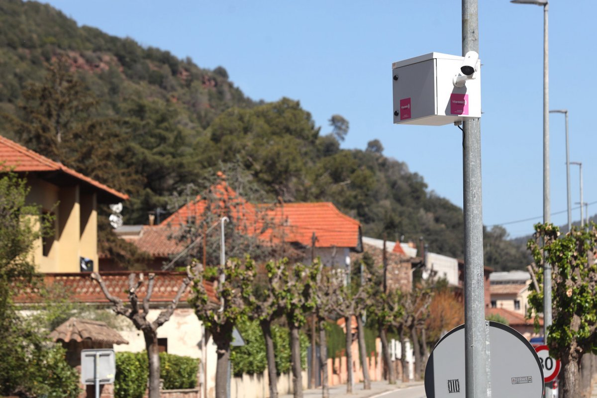 Les càmeres instal·lades al fanal de l'entrada del poble des de la C-17