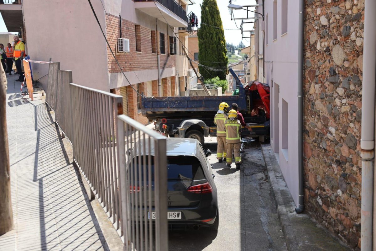 El camió encastat contra la porta del garatge de la casa del passatge Espanya, a la Torreta