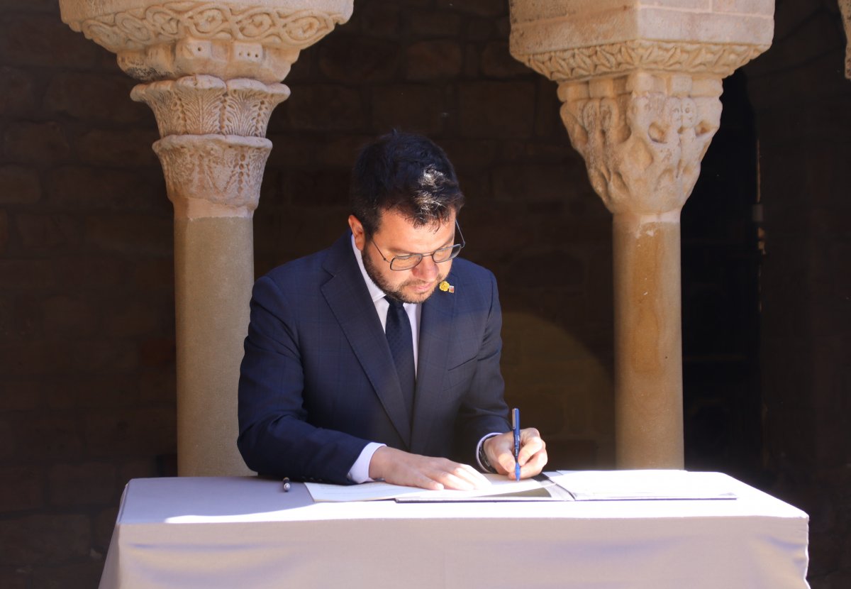 Pere Aragonès firmant la creació de la comarca
