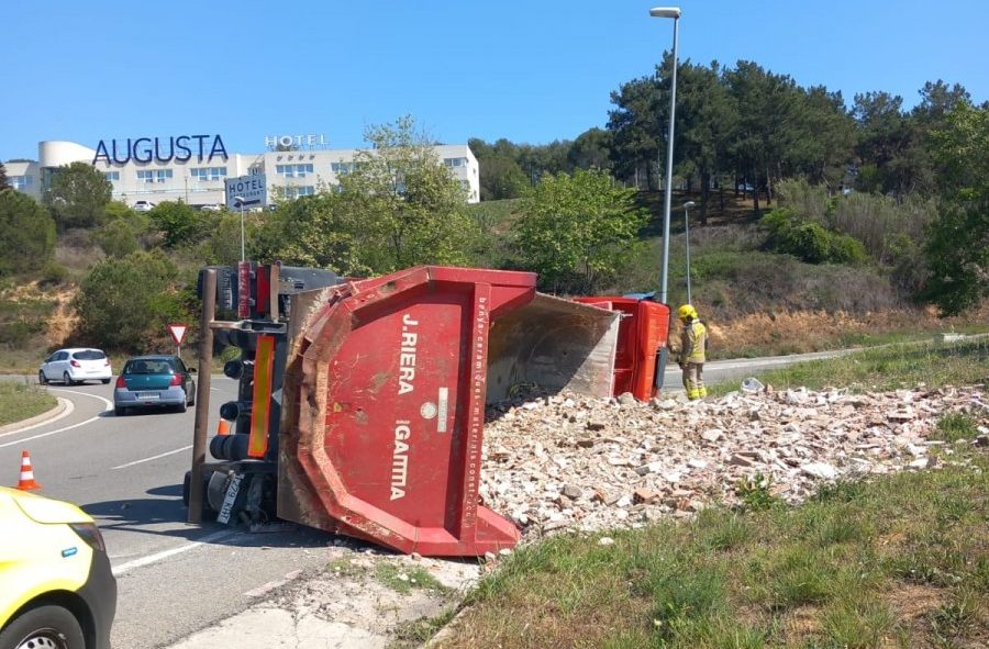 El camió bolcat aquest dimarts a la BP-5002