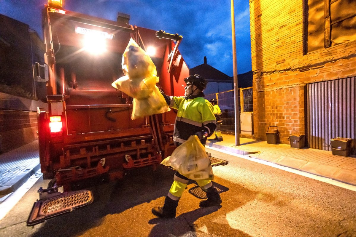 Operaris del servei de recollida porta a porta de la Garriga