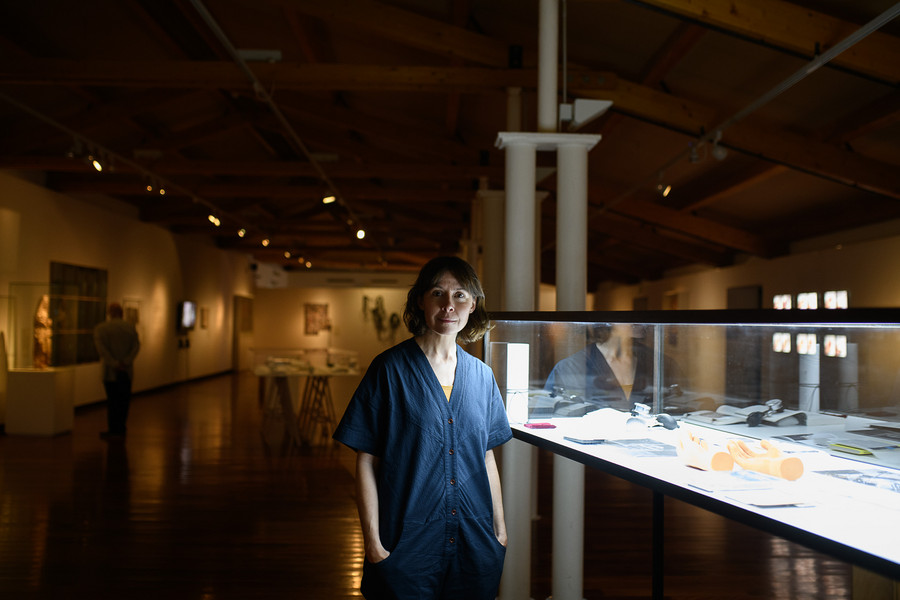 Alexandra Laudo, comissària de l'exposició, davant d'una de les peces que s'exposen al Museu de l'Art de la Pell