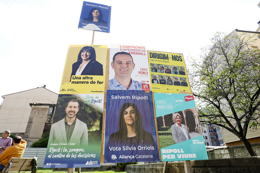 Cartells electorals de la campanya de les municipals a Ripoll