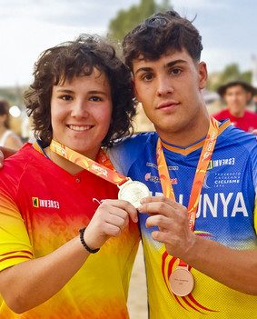 Alba Riera, amb el seu germà Martí, ensenyant la medalla d’or aconseguida a Caspe