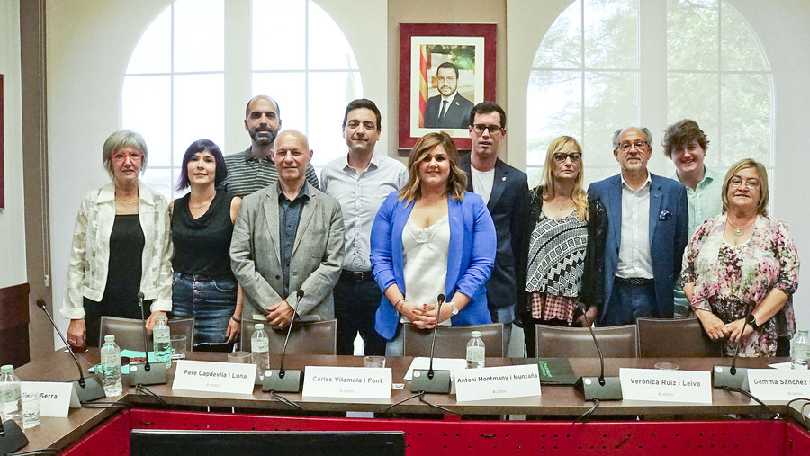 Som Voltregà i Junts, a l'esquerra de l'alcaldessa, Verònica Ruiz, i Fem les Masies i Sumem, a la dreta; al ple de constitució