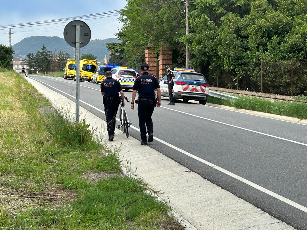 Dos agents dels mossos amb la bicicleta de la víctima