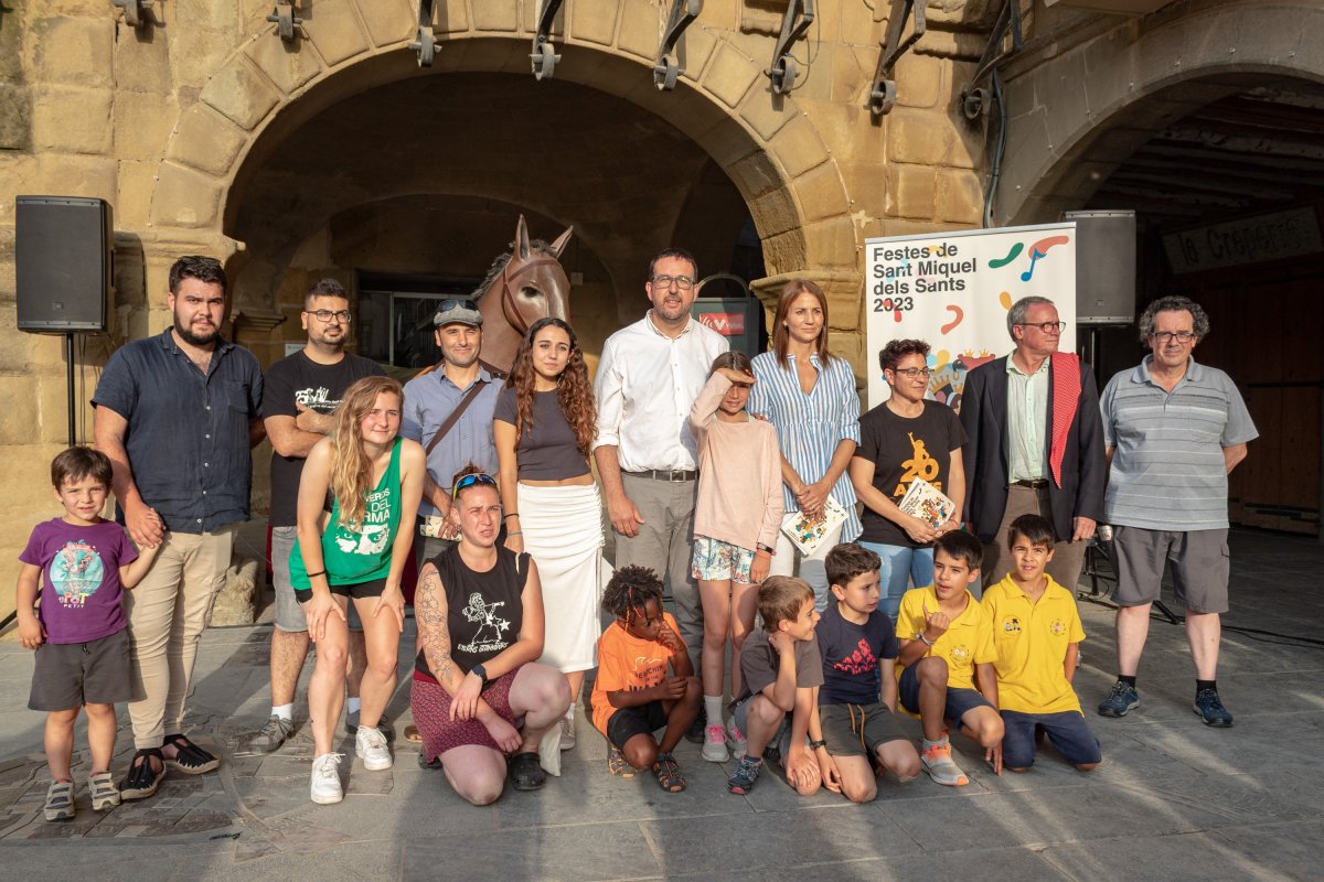 L'alcalde i la regidora de Cultura, amb membres de la comissió de la festa major i de canalla del seguici infantil