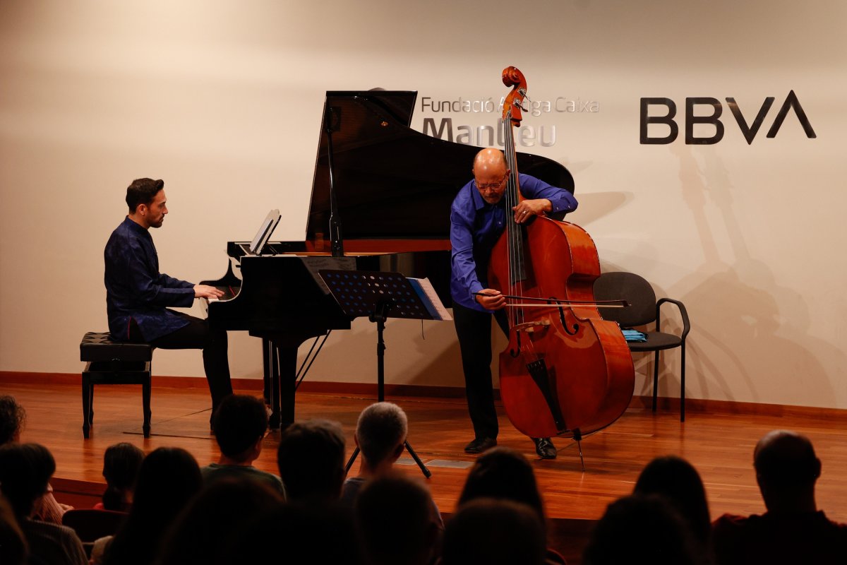Un moment de l'actuació de Leon Bosch, acompanyat pel pianista Lluís Rodríguez