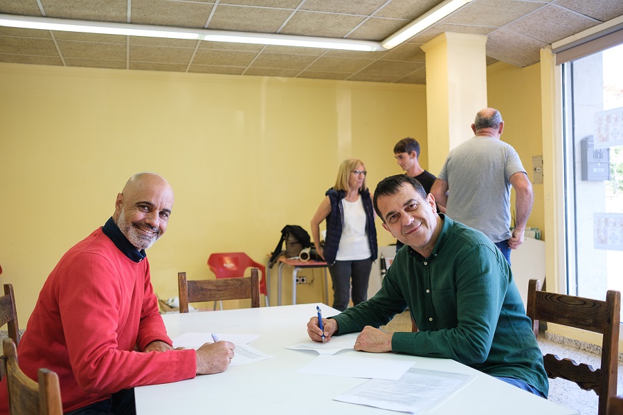 Oriol Lázaro (Sumem) i Xavier Capdevila (PSC) divendres, en signar l’aliança de govern a Campdevànol
