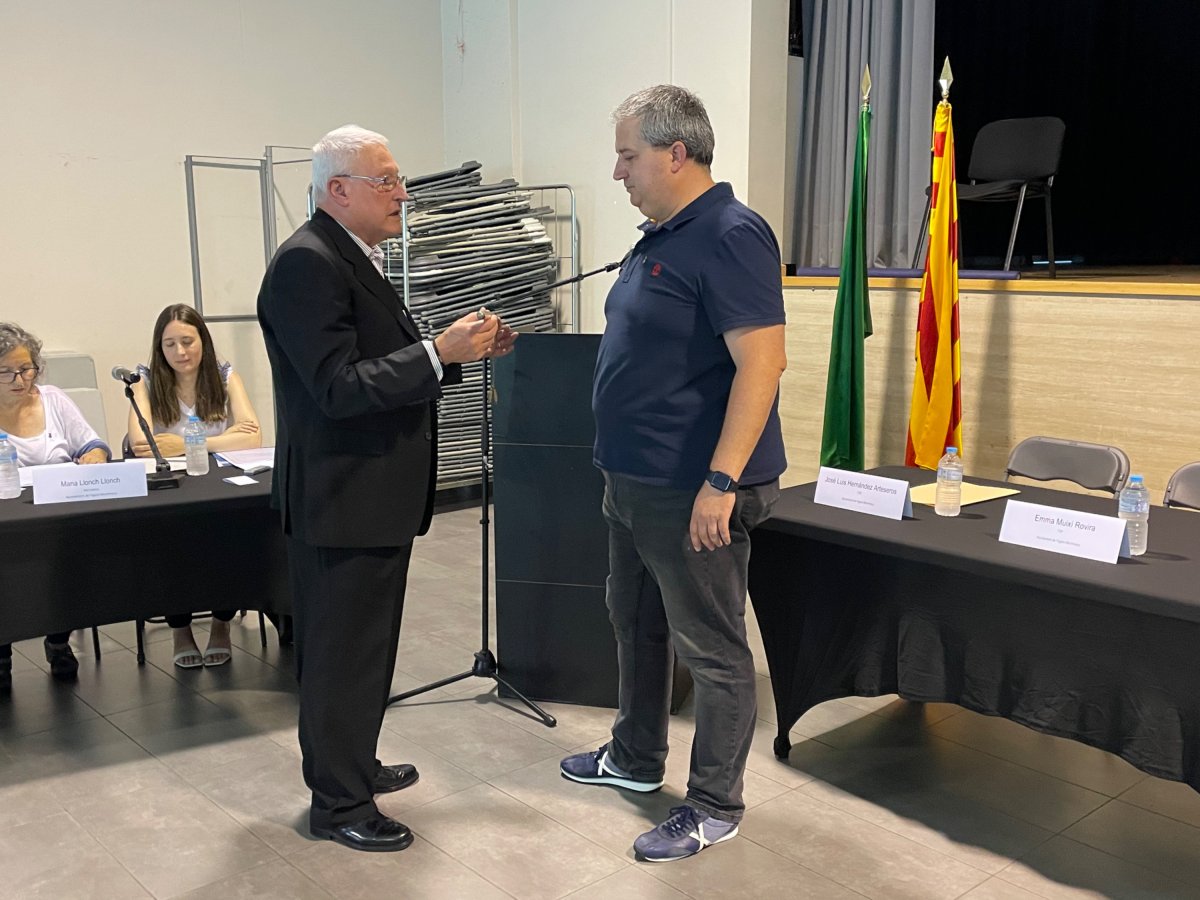 Ramon Garcia lliura la vara d'alcalde a Hernández