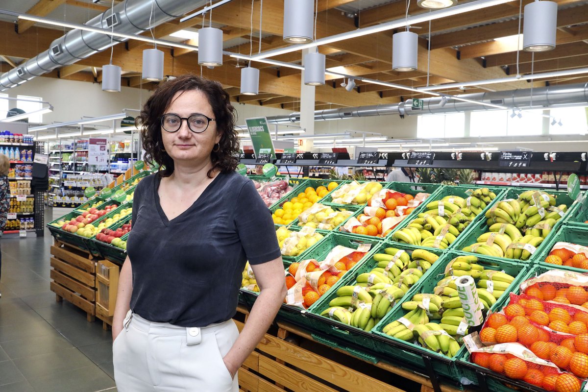 Anna Font, directora comercial del Grup Bon Preu, a la secció de fruita d'una de les 200 botigues que té l'empresa a tot el principat