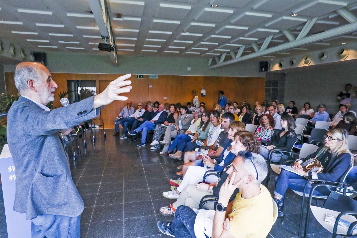 Oriol Homs desenvolupant el seu discurs a la sala d'actes del Museu del Ter de Manlleu, aquest dimecres