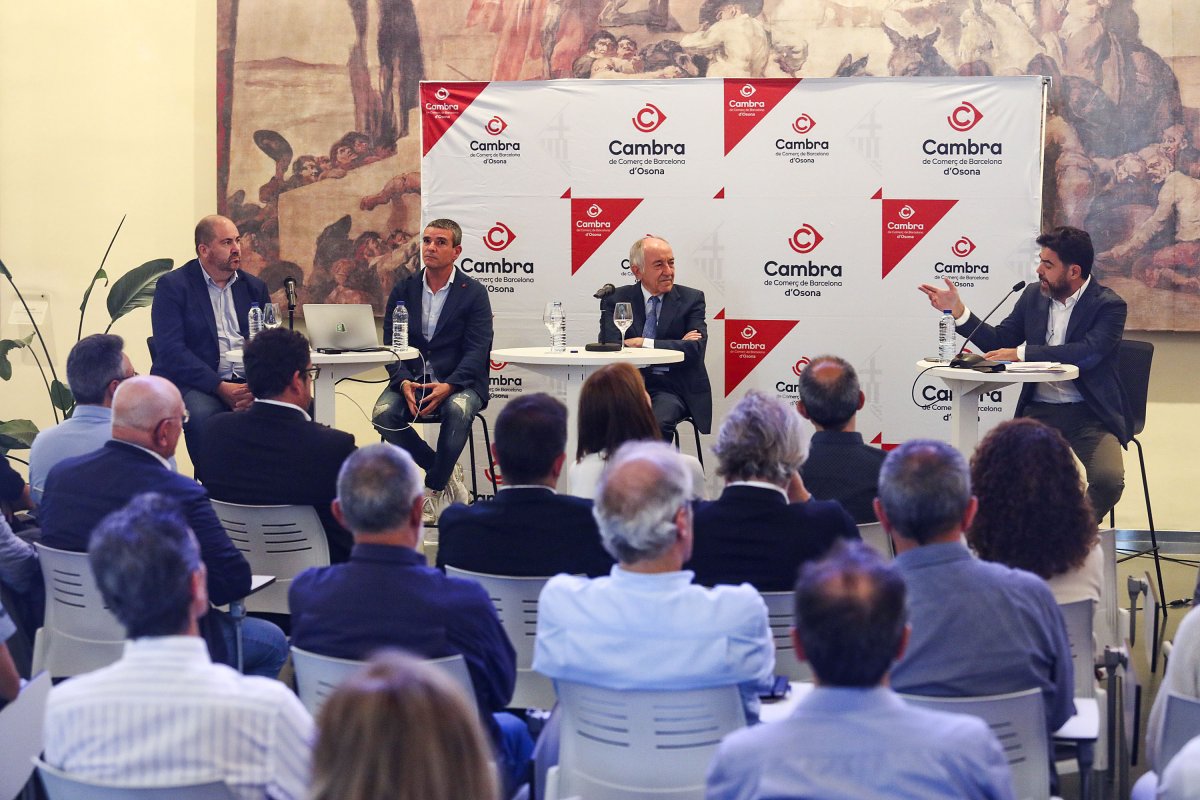 Xavier Herrero, Àlex Saiz, Miguel Ángel Fernández Ordóñez i el moderador, Serafí del Arco, aquest dijous a Vic