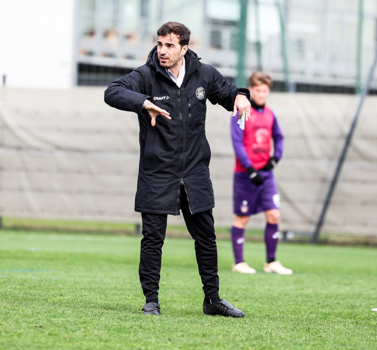 Carles Martínez donant indicacions en un dels entrenaments del Toulouse