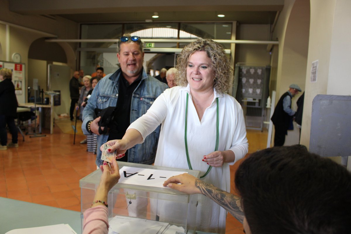 La candidata d'ERC Maria Balasch votant a Vic el 28 de maig