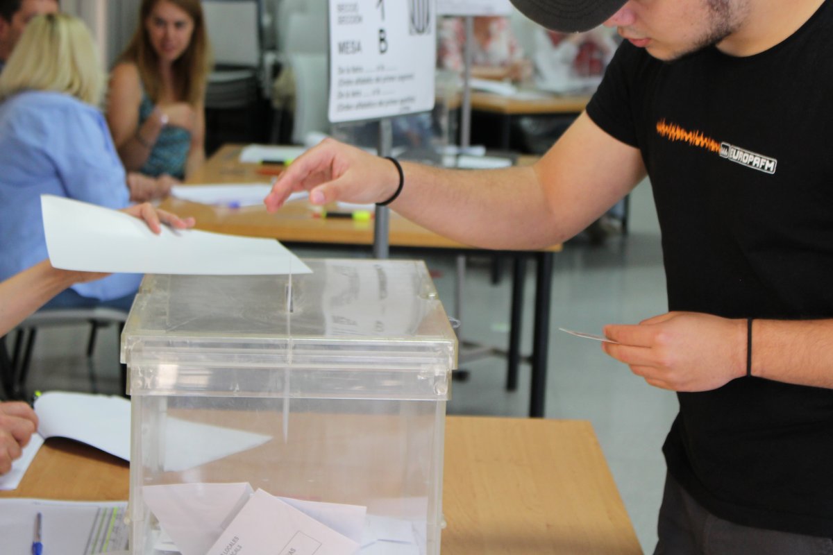 Un jove votant en les eleccions municipals