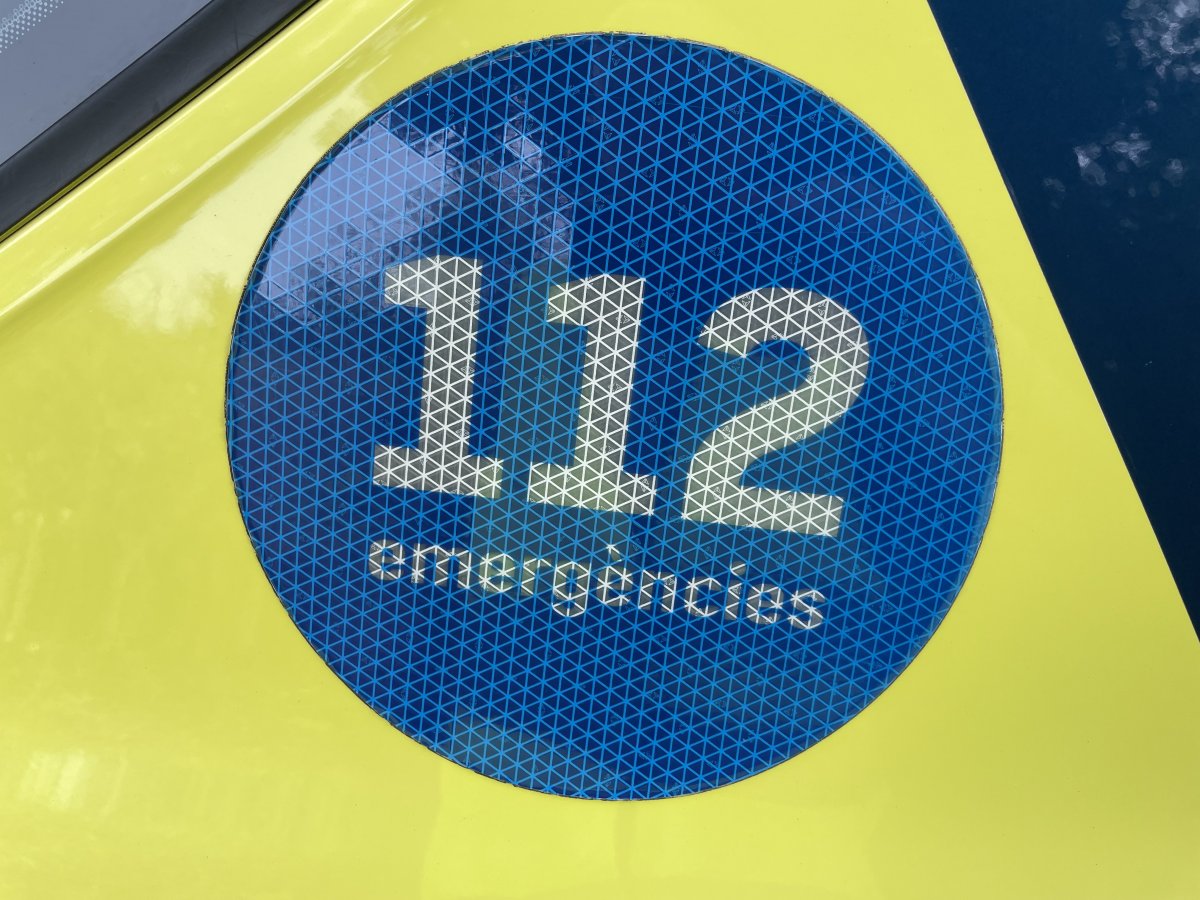 Un vehicle policial amb el logotip del 112