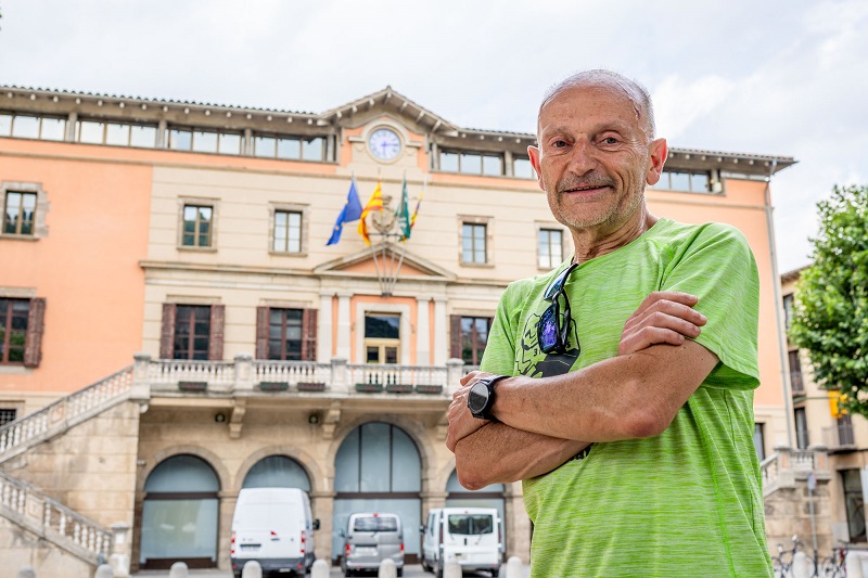 Joan Colomer, davant l'Ajuntament de Ripoll, on ha estat treballant els últims 40 anys