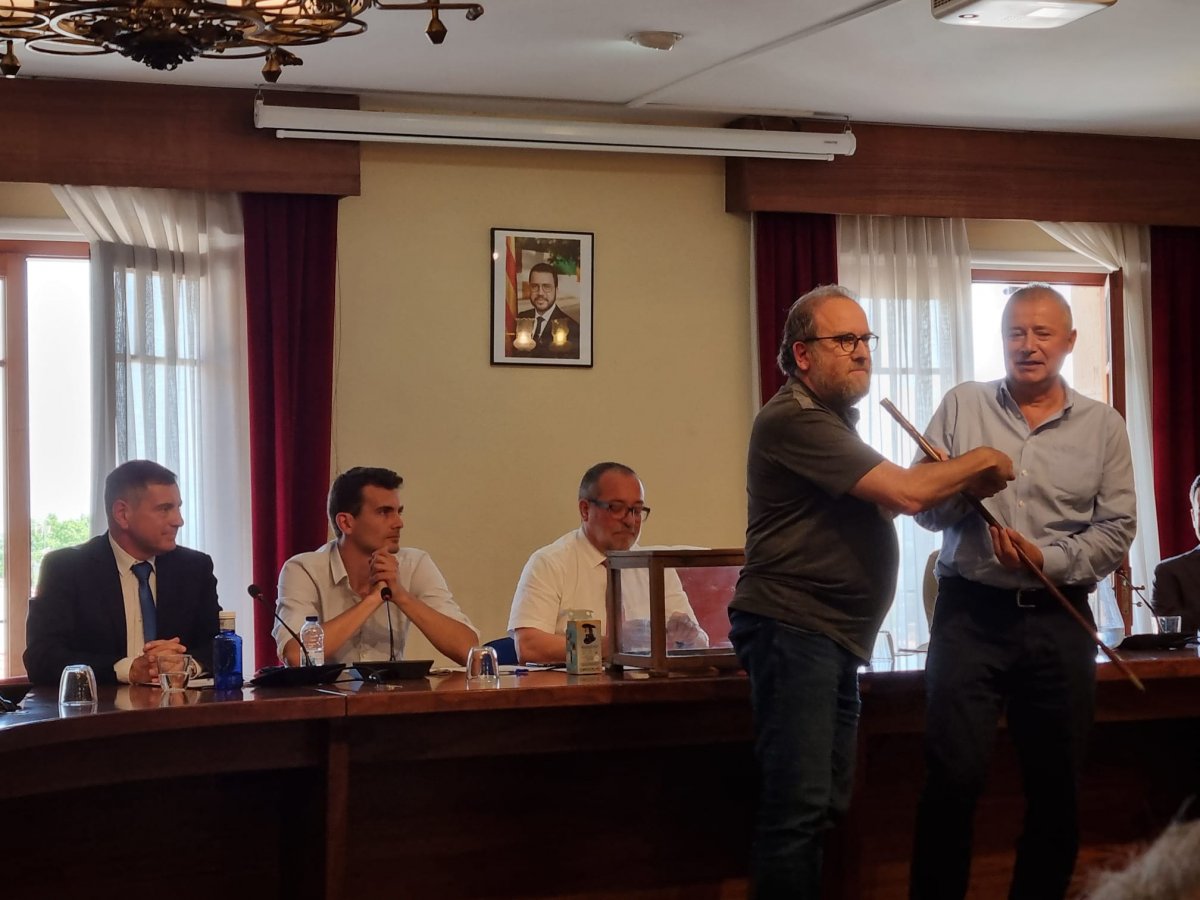 Lluís Ges en el moment de rebre la vara d'alcalde de mans d'Amadeu Lleopart