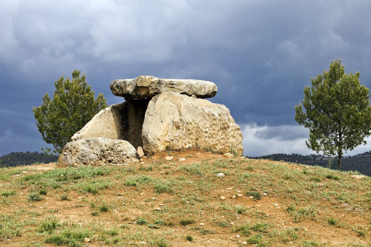 Visita del dolmen, que està en un altiplà a l'est del nucli urbà de Monistrol de Calders