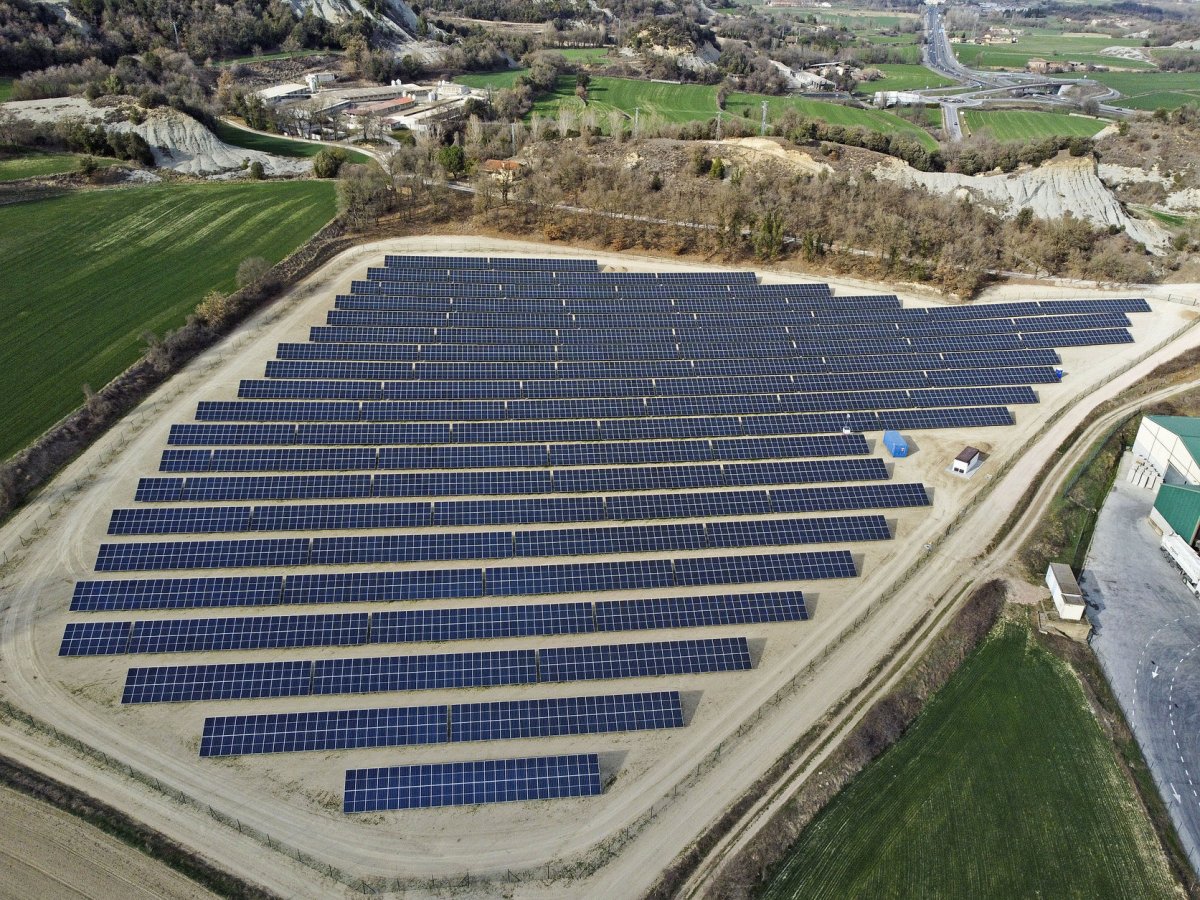 El parc solar fotovoltaic que alimenta la fàbrica de pinso d'Esporc, a Tona