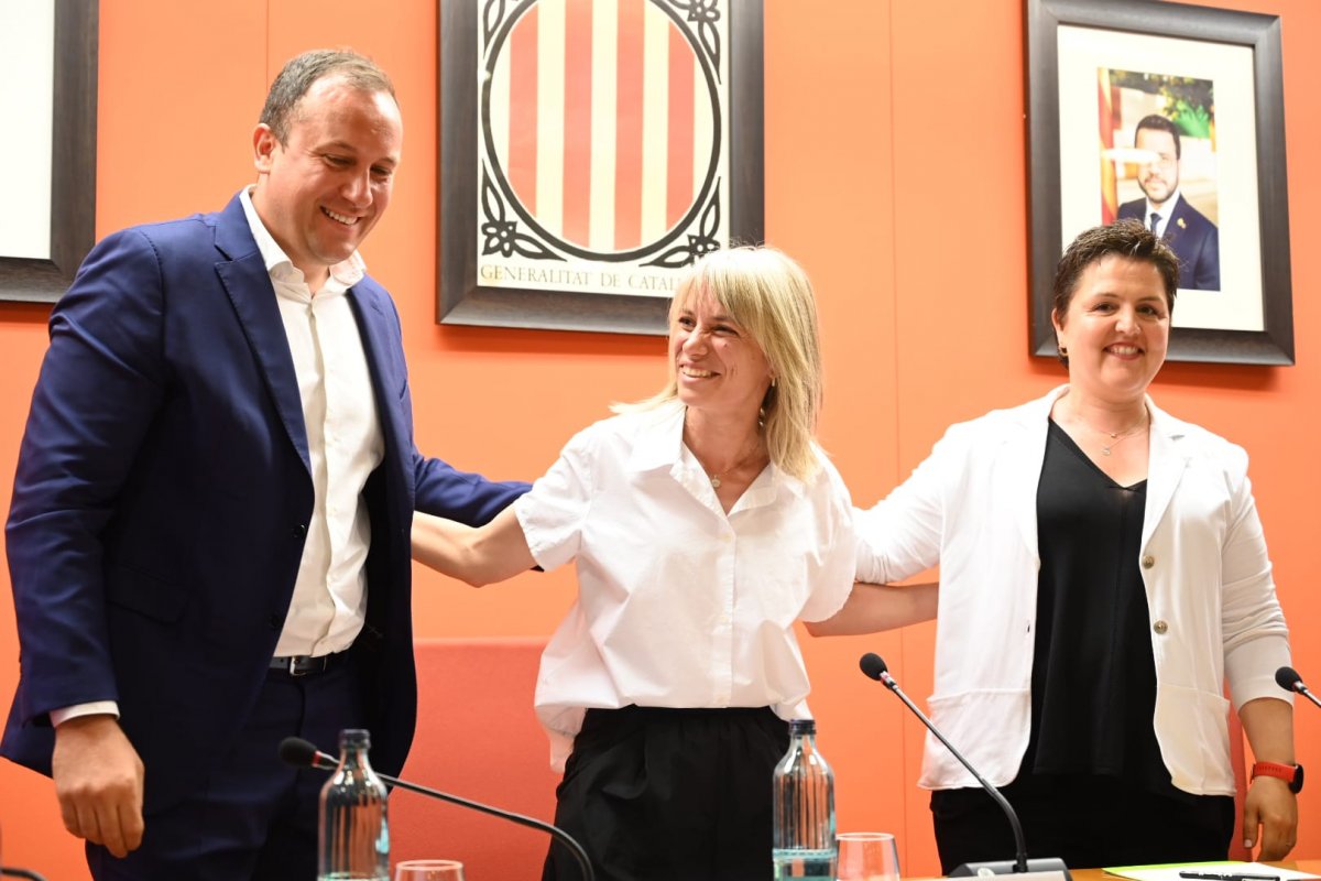 La nova aclcaldessa Alba Barnusell entre els regidors Álvaro Ferrer i Gemma Giménez