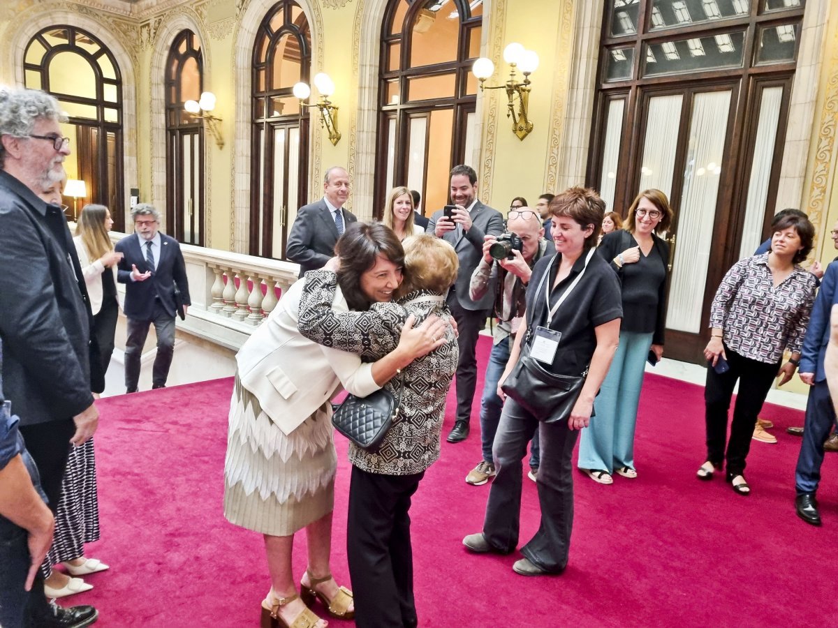 Anna Erra s'abraça amb la seva mare, Maria Solà, just després de ser escollida presidenta del Parlament