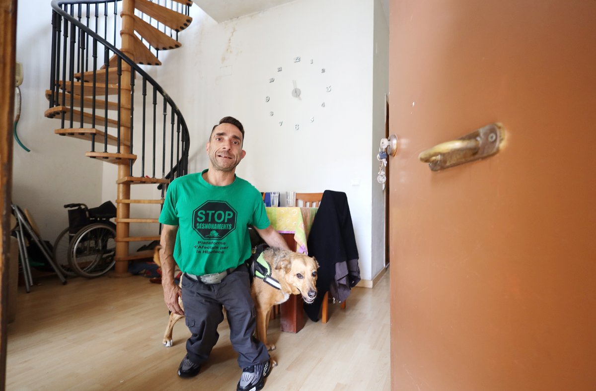 Roi Vázquez, de Cardedeu, viu en un pis ocupat propietat d'un gran tenidor que li hauria d'oferir un lloguer social
