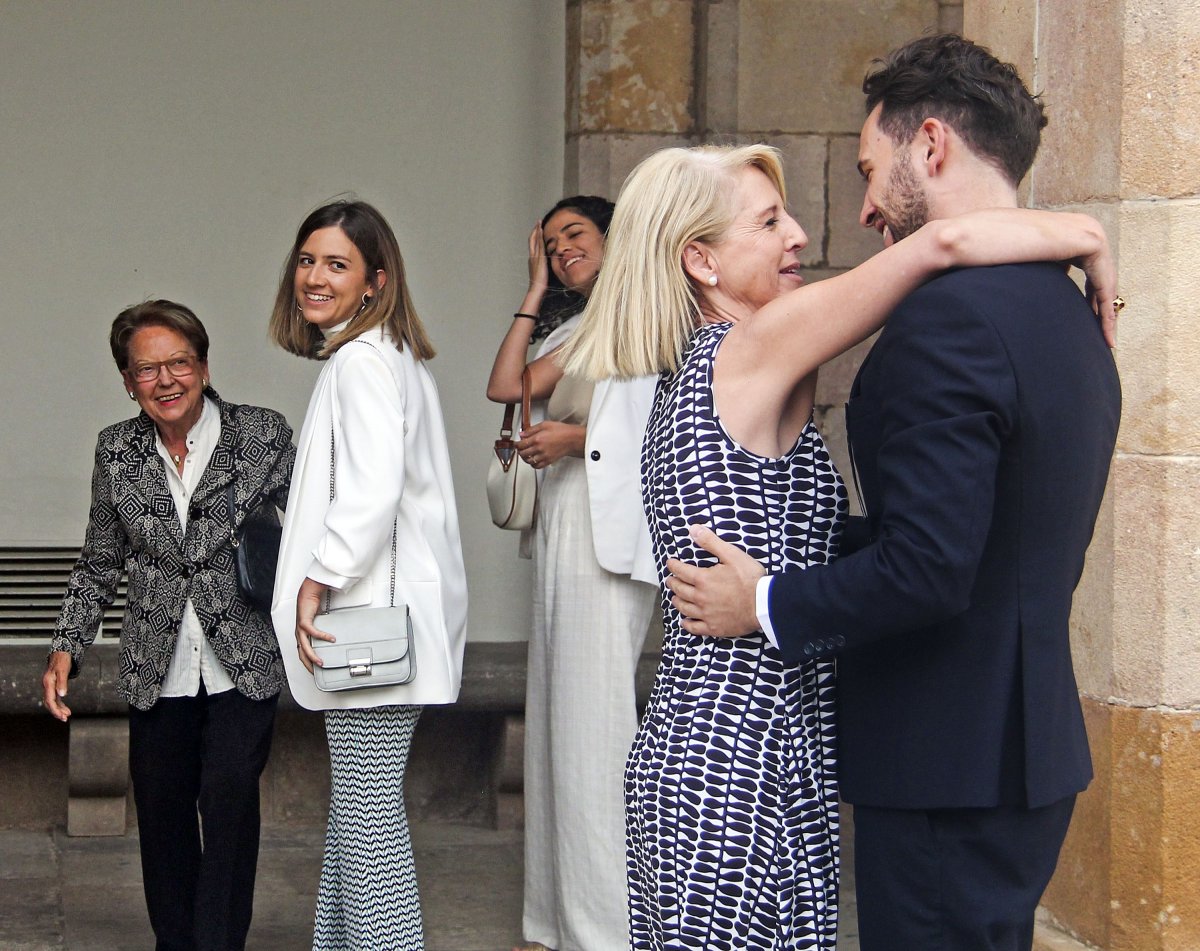 La família d'Anna Erra arriba al Parlament