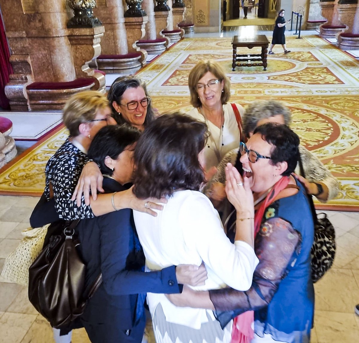 Les companyes del bàsquet s'abracen a Anna Erra