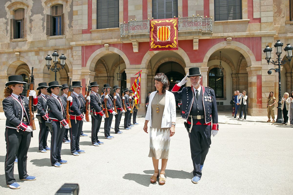 Erra rep la salutació d'honor dels Mossos d'Esquadra