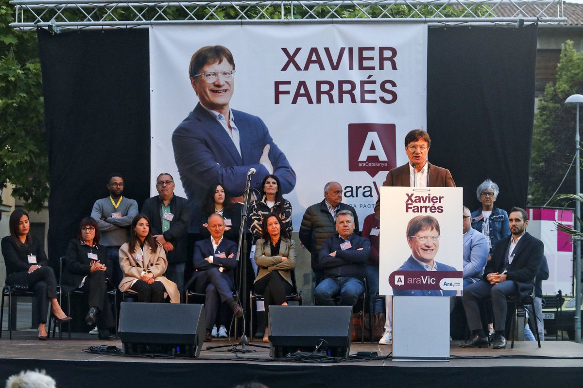 Xavier Farrés, amb membres de la seva candidatura, durant l'acte central de campanya