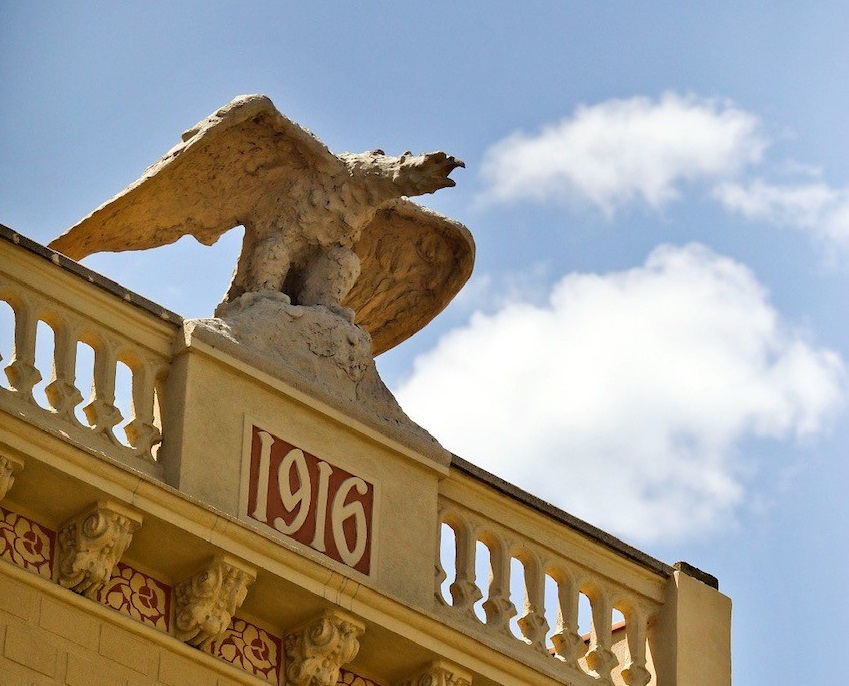 Una àguila majestuosa a la balustrada de la Casa Aguilar, al carrer del Bisbe Torres i Bages