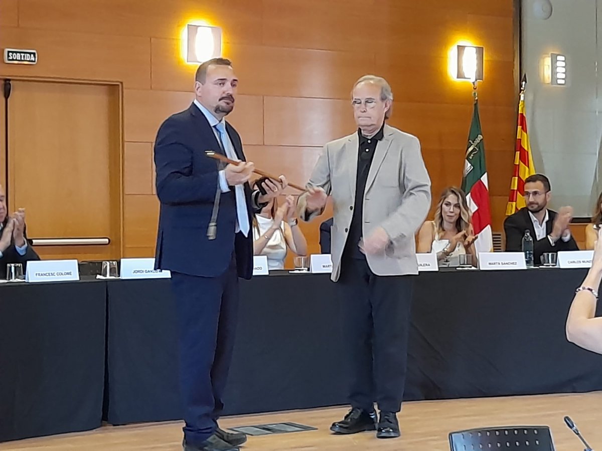 Corchado rep la vara d'alcalde de mans del regidor Jordi Ganduxé (Junts), president de la mesa d'edat