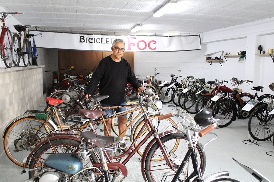 Josep Iglesias, a l'exposició de bicicletes de motor que acaba d'obrir a Moià